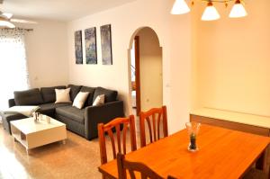 A seating area at Miguel Hernandez, centro, 3 dormitorios, by Bookindenia