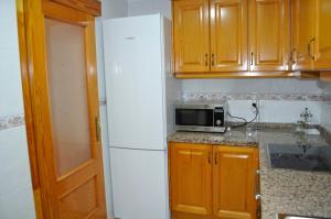 A kitchen or kitchenette at Miguel Hernandez, centro, 3 dormitorios, by Bookindenia Még 10 kép