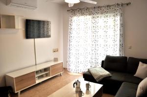 A television and/or entertainment centre at Miguel Hernandez, centro, 3 dormitorios, by Bookindenia