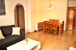 A seating area at Miguel Hernandez, centro, 3 dormitorios, by Bookindenia