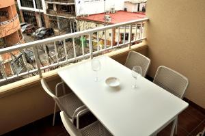 A balcony or terrace at Miguel Hernandez, centro, 3 dormitorios, by Bookindenia