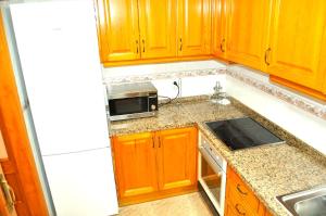 A kitchen or kitchenette at Miguel Hernandez, centro, 3 dormitorios, by Bookindenia