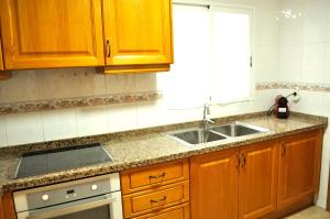 A kitchen or kitchenette at Miguel Hernandez, centro, 3 dormitorios, by Bookindenia