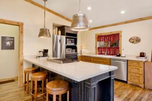 Een keuken of kitchenette bij Happy Bear #2053 by Big Bear Vacations