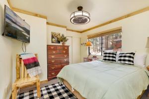 Een bed of bedden in een kamer bij Happy Bear #2053 by Big Bear Vacations