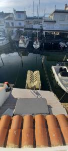 Un lugar para sentarse en Empuriabrava 500m de la plage de la Rubina