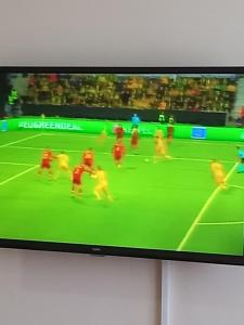 Una pantalla de televisión con un partido de fútbol. en bruhway hotel en Addis Abeba