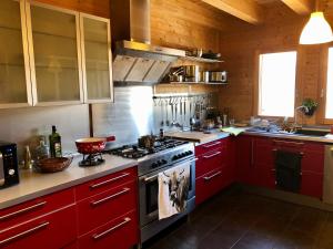Kuchyň nebo kuchyňský kout v ubytování Le Paret chambres d'hôtes de charme & spa