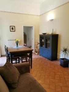 ein Wohnzimmer mit einem Tisch und einem blauen Schrank in der Unterkunft Casa del Moro in Florenz