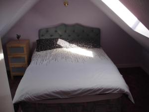 Ένα ή περισσότερα κρεβάτια σε δωμάτιο στο RoSE COTTAGE THREE BEDROOM HOUSE WITH PARKING