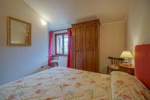 a bedroom with a bed and a dresser and a window at Il Quercione Agriturismo in Rivotorto