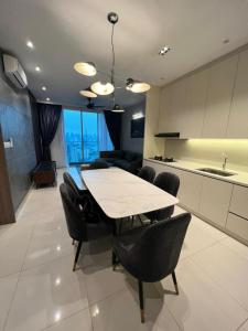 eine Küche und ein Esszimmer mit einem Tisch und Stühlen in der Unterkunft Rica residence in Kuala Lumpur