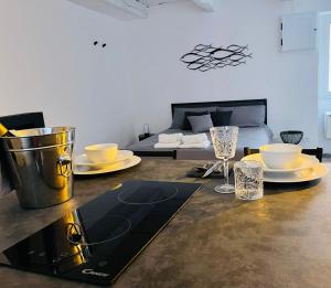 una sala de estar con una mesa con platos y vasos. en CASA ENEA TERRACINA - Relax Sauna Apartment, en Terracina