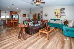 een woonkamer met een bank en een tafel bij Kitkats Hideaway-1874 by Big Bear Vacations in Big Bear Lake