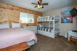 een slaapkamer met een bed en een stapelbed bij Kitkats Hideaway-1874 by Big Bear Vacations in Big Bear Lake