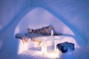 Postel nebo postele na pokoji v ubytování Sorrisniva Igloo Hotel