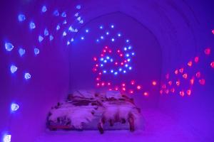 Postel nebo postele na pokoji v ubytování Sorrisniva Igloo Hotel