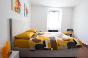 een slaapkamer met een bed in een kamer met een raam bij CARMEN HOME in Grancia