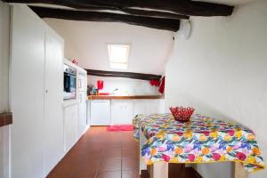una cocina con una mesa con un mantel colorido en CARMEN HOME, en Grancia