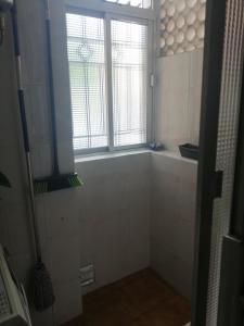 a bathroom with a shower and a tub and a window at Luminoso, tranquilo in Aranjuez