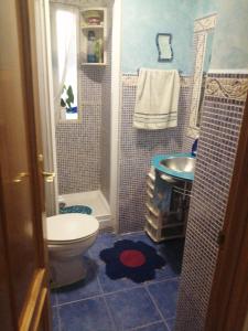 La salle de bains est pourvue de toilettes et d'un lavabo. dans l'établissement Luminoso, tranquilo, à Aranjuez