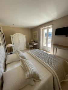 Un dormitorio con una cama grande y una ventana en Château de Cachard en Boffres
