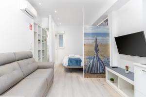 A television and/or entertainment centre at Santa Marina Apartamentuak Zarautz