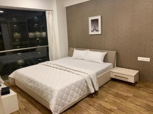 En eller flere senge i et værelse på Pool View Apartments Managed By Rhoof Hospitality Near Dumas Beach