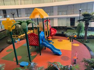 Ο χώρος παιχνιδιού για παιδιά στο Pool View Apartments Managed By Rhoof Hospitality Near Dumas Beach