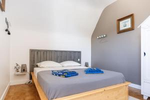 um quarto com uma cama com bandejas azuis em Le Roulis em Saint-Cast-le-Guildo