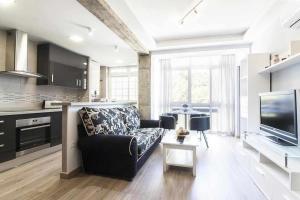 salon z kanapą i telewizorem w obiekcie Cerca de Picasso y la Merced, Apartamento renovado w Maladze