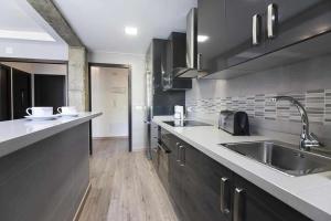 kuchnia ze zlewem i blatem w obiekcie Cerca de Picasso y la Merced, Apartamento renovado w Maladze