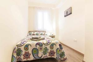 Łóżko lub łóżka w pokoju w obiekcie Cerca de Picasso y la Merced, Apartamento renovado