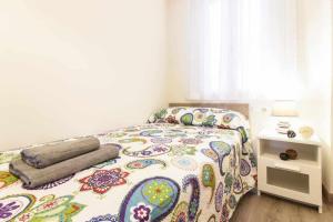 sypialnia z łóżkiem z kolorową kołdrą w obiekcie Cerca de Picasso y la Merced, Apartamento renovado w Maladze