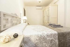 Łóżko lub łóżka w pokoju w obiekcie Cerca de Picasso y la Merced, Apartamento renovado