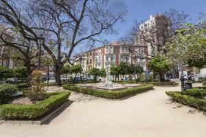 park z posągiem przed budynkiem w obiekcie Cerca de Picasso y la Merced, Apartamento renovado w Maladze