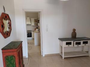 ein Wohnzimmer mit einem Tisch und einer Küche in der Unterkunft Villa Maria in Villanova di Ostuni