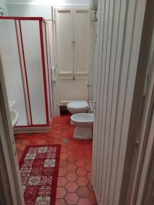 y baño con aseo y ducha. en Villa Maria, en Villanova di Ostuni