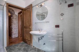 łazienka z umywalką i lustrem w obiekcie Residence Lena App 4 w mieście Tenno +22 zdjęcia