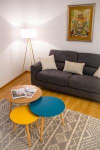 sala de estar con sofá y mesa en Casa Clarissa, en Merano