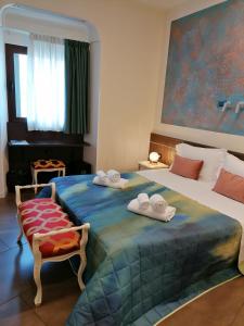 ヴェローナにあるAccomodation Verona - City Centreのベッドと椅子付きのホテルルーム