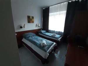 Posteľ alebo postele v izbe v ubytovaní OŚRODEK WYPOCZYNKOWY MAZOWSZE W KARPACZ