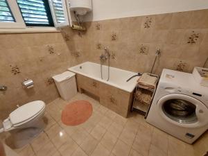 Kúpeľňa v ubytovaní Spacious apartment Ita - near beach (terrace, sea view)