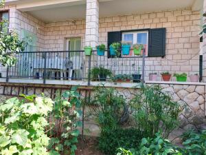 Vonkajšia záhrada v ubytovaní Spacious apartment Ita - near beach (terrace, sea view)