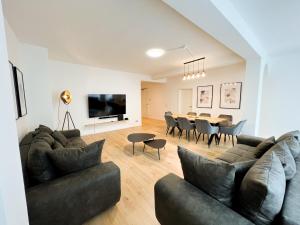 ein Wohnzimmer mit einem Sofa und einem Tisch in der Unterkunft Centerapartments Premium DeLuxe in Düsseldorf