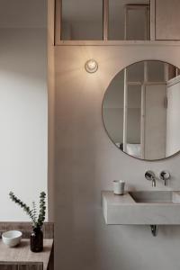 uma casa de banho com um lavatório e um espelho em Michelberger Hotel em Berlim