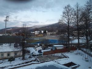 vista su una città nella neve di OŚRODEK WYPOCZYNKOWY MAZOWSZE W KARPACZ a Karpacz