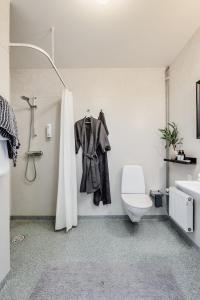 Ett badrum på Pensionat Enehall