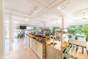 - un buffet dans une salle avec beaucoup de nourriture dans l'établissement Adrasan Beach Club, à Adrasan