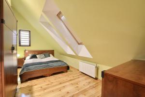 una camera con letto e mansarda di Apartament Jesienny - Karpacz a Karpacz